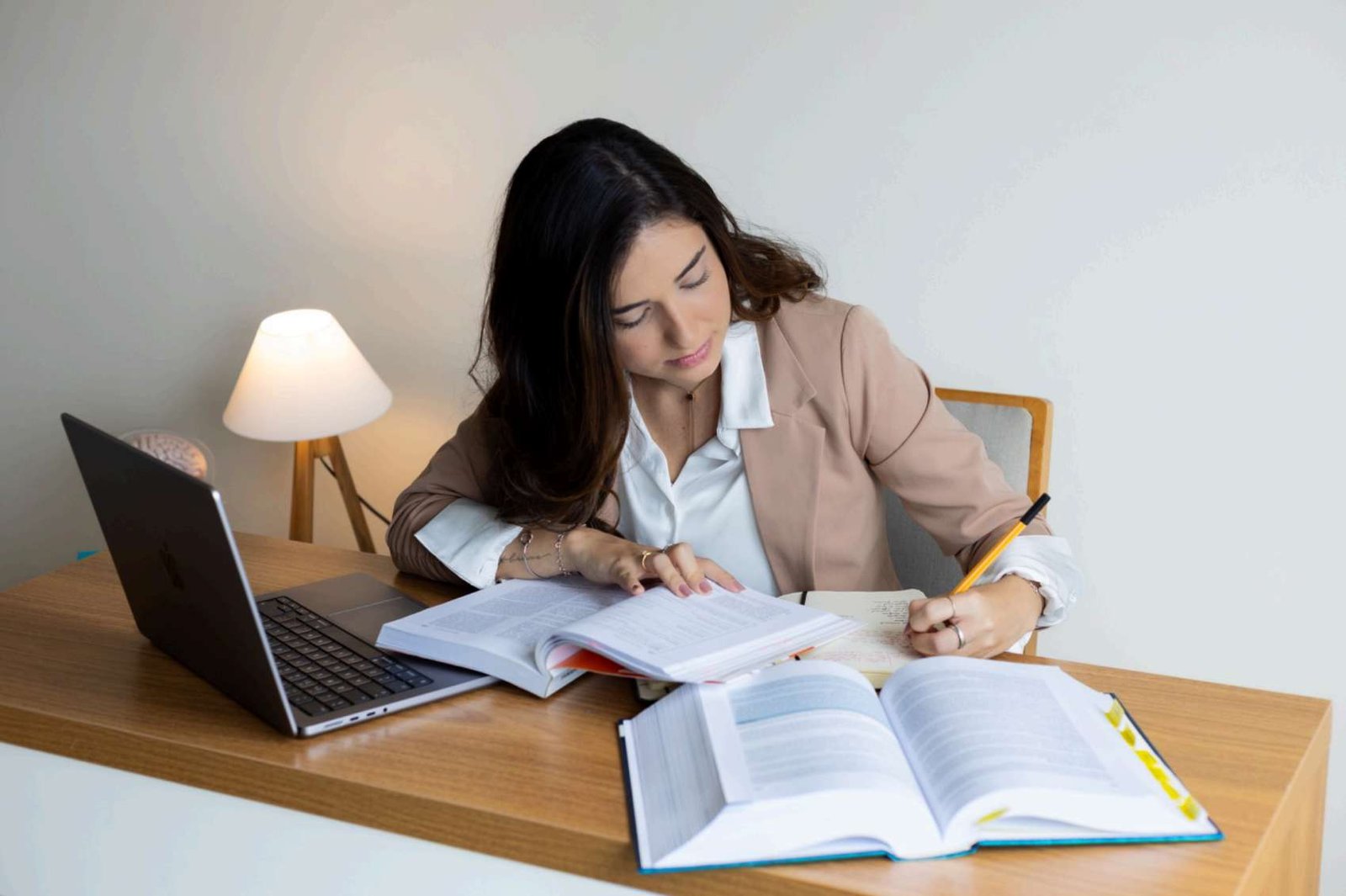 Bruna Lisboa estudando em sua mesa