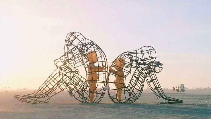 Escultura representando a compreensão das experiências da infância